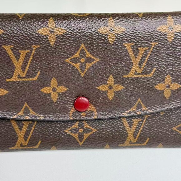 Louis Vuitton Monogram Canvas Wallet with Classic LV Logo Design - Picture 6 of 7